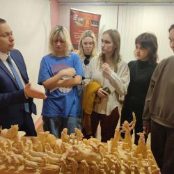 Шаг к профессии: студенты познакомились с Богородским институтом художественной резьбы по дереву - Фотогалерея